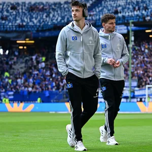 Noah Katterbach und Moritz Heyer bei der Platzbegehung vor dem Derby