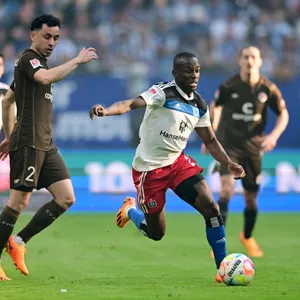 HSV-Flügelspieler Jean-Luc Dompé im Dribbling gegen St. Pauli-Profi Manolis Saliakas