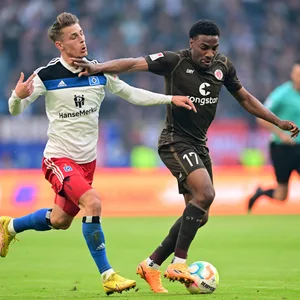 Afolayan trifft Muheim im Gesicht