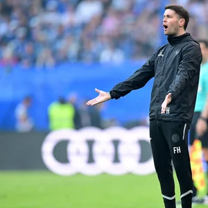 St. Paulis Trainer Fabian Hürzeler regt sich auf