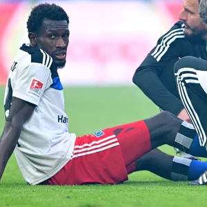 Bakery Jatta schoss ein Tor für den HSV, musste beim Derby gegen St. Pauli aber vorzeitig raus.