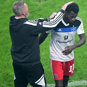 Bakery Jatta erhält bei seiner Auswechslung Lob von HSV-Trainer Tim Walter.