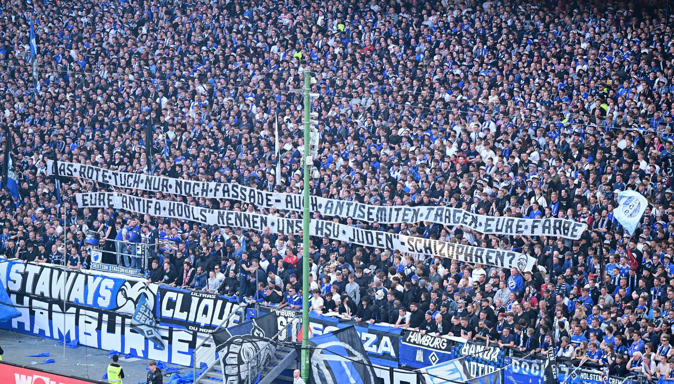 Banner der HSV-ultras beim Derby