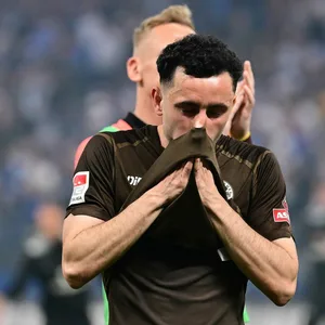 Manolis Saliakas vom FC St. Pauli ist nach der Niederlage gegen den HSV enttäuscht