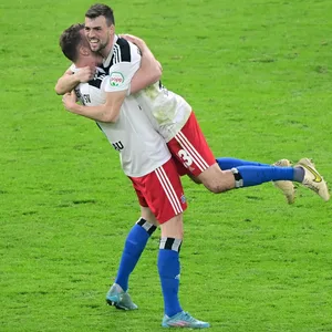 Kapitän Sebastian Schonlau hebt Jonas Meffert empor, auch die Kollegen Jonas David (2.v.l.) und Miro Muheim (l.) können ihr Derby-Glück kaum fassen.