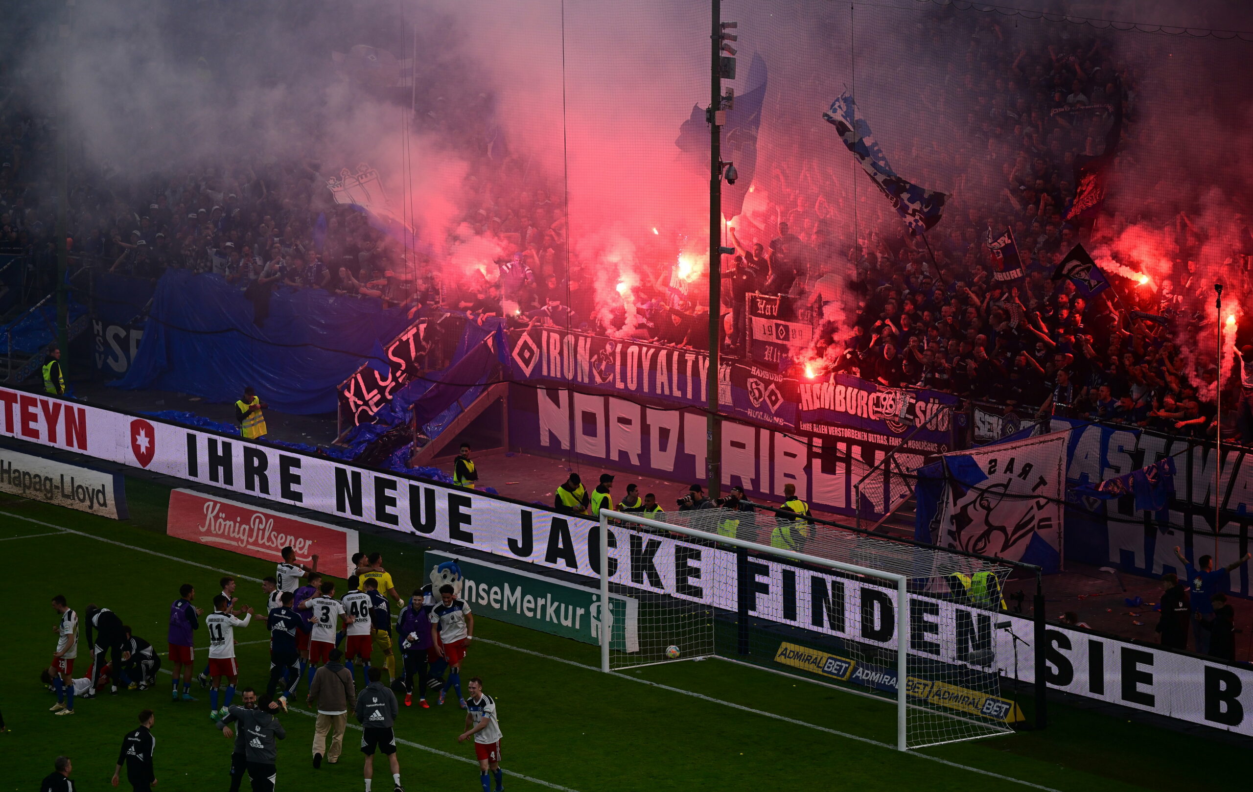 Die HSV-Spieler jubeln vor ihren feurigen Fans.