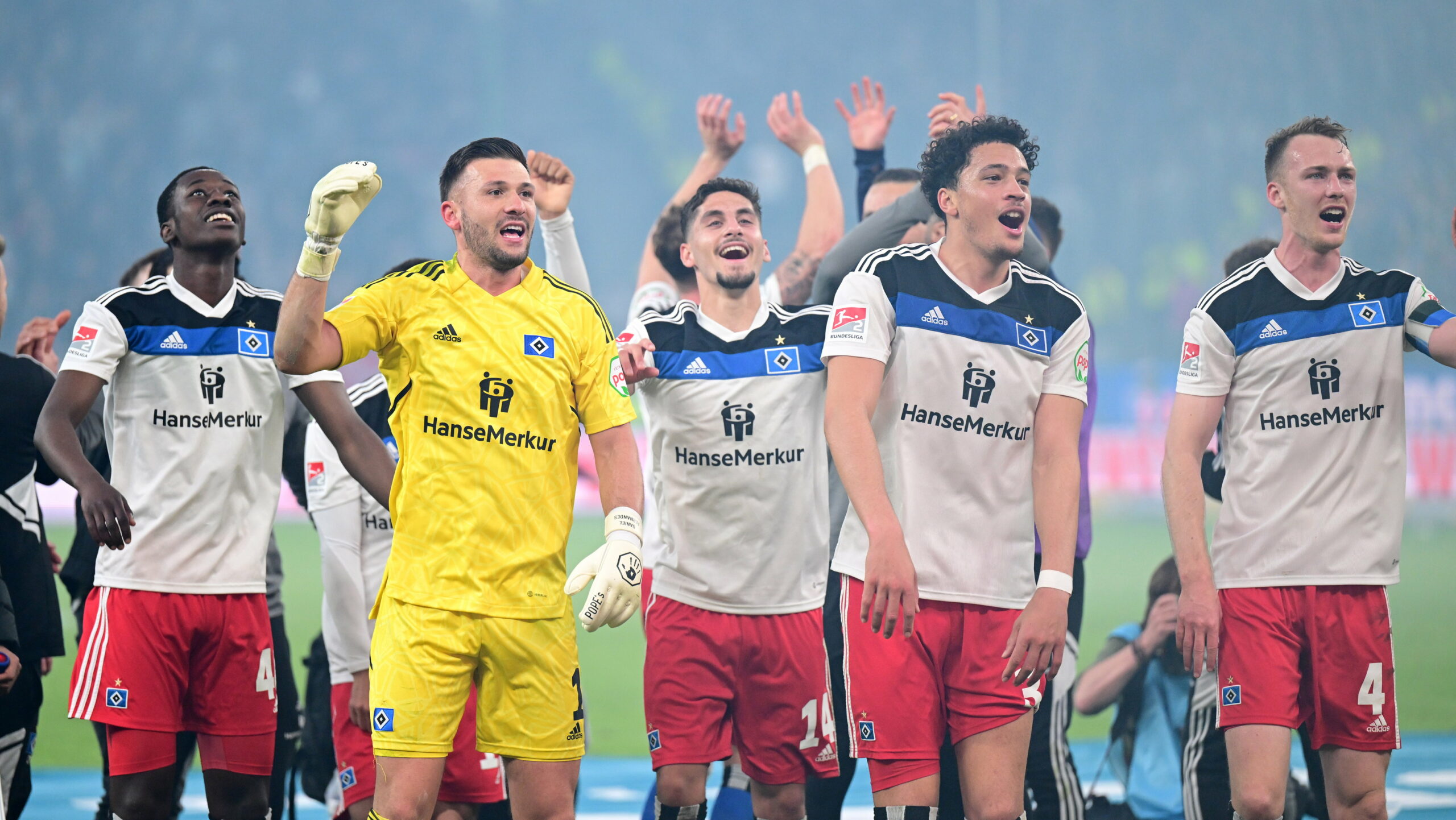 Große Party nach Abpfiff: Die HSV-Profis feiern mit den Fans.
