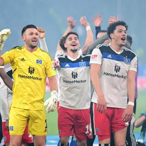 Große Party nach Abpfiff: Die HSV-Profis feiern mit den Fans.