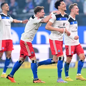 Die HSV-Profis jubeln nach dem Tor von Jonas David im Derby