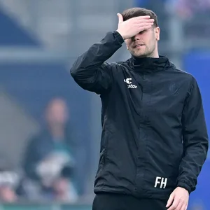 St. Paulis Trainer Fabian Hürzeler fasst sich an den Kopf
