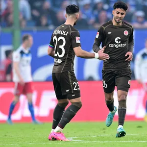 St. Pauli-Profi Saad bejubelt sein Tor mit Paqarada