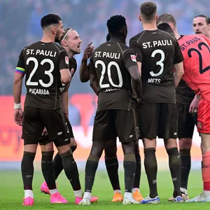 St. Paulis Profis versammeln sich zur Besprechung.