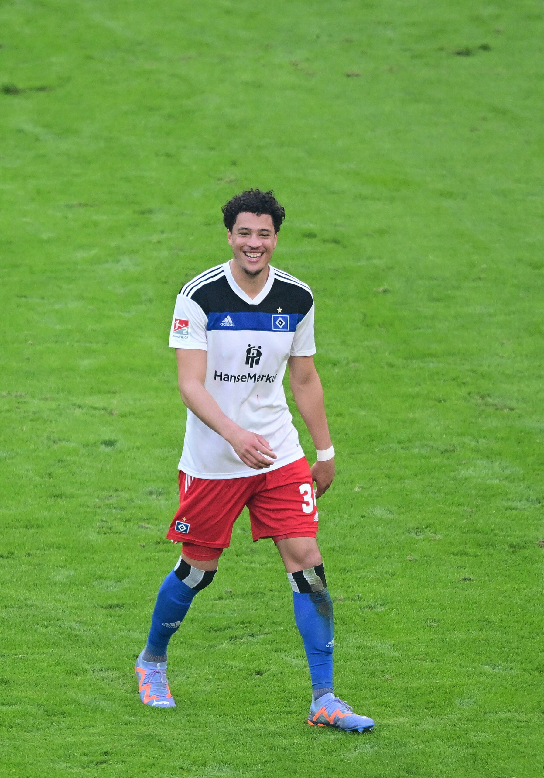 Jonas David freut sich über sein erstes Zweitliga-Tor für den HSV - ausgerechnet gegen St. Pauli.