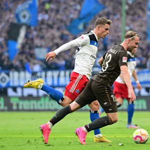 Lukas Daschner im Derby gegen Miro Muheim vom HSV