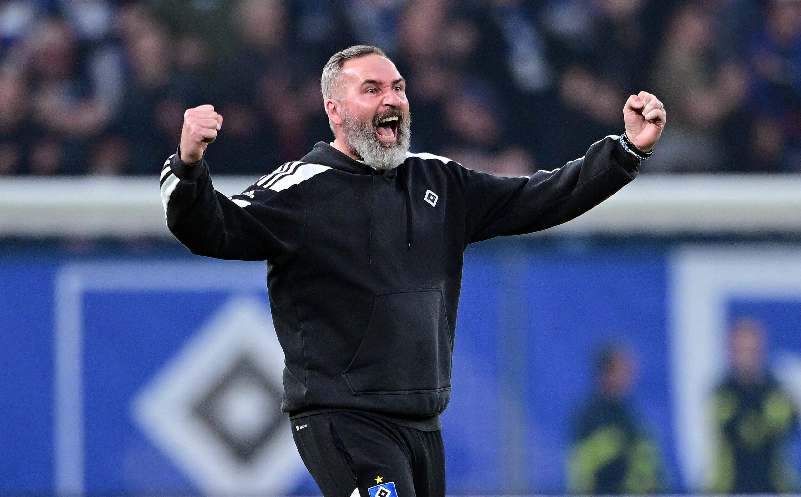 Ausgelassen feiert HSV-Trainer Tim Walter den Derby-Sieg gegen St. Pauli.