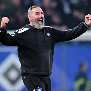 Ausgelassen feiert HSV-Trainer Tim Walter den Derby-Sieg gegen St. Pauli.