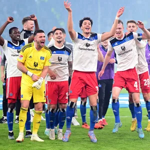 Jubel, Trubel und Heiterkeit beim HSV! Daniel Heuer Fernandes, Ludovit Reis, Jonas David & Co. feiern den Derby-Sieg gegen St. Pauli.