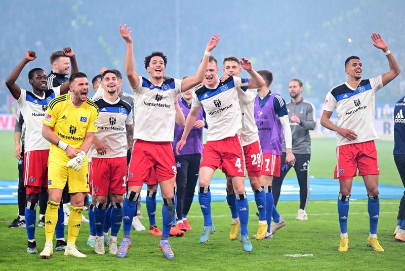 Jubel, Trubel und Heiterkeit beim HSV! Daniel Heuer Fernandes, Ludovit Reis, Jonas David & Co. feiern den Derby-Sieg gegen St. Pauli.