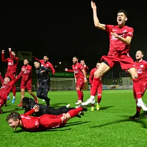 Der TSV Sasel feiert die Hamburger Meisterschaft.