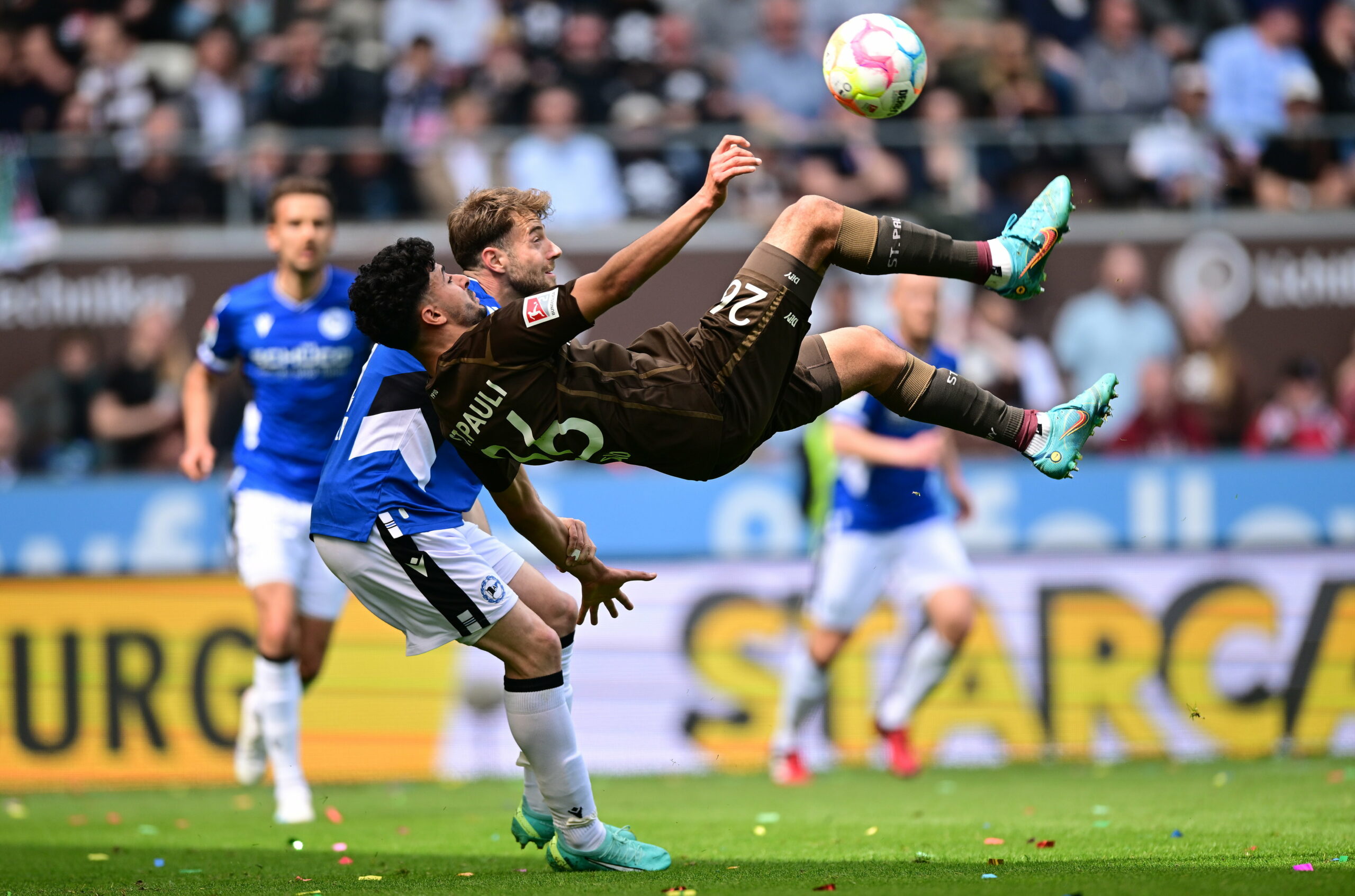 Elias Saad vom FC St. Pauli versucht einen Fallrückzieher