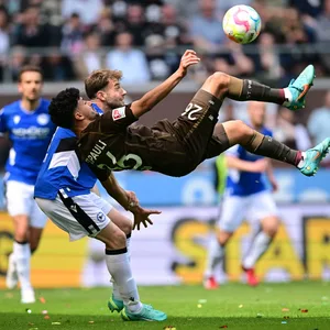 Elias Saad vom FC St. Pauli versucht einen Fallrückzieher