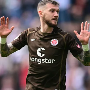 Marcel Hartel jubelt nach seinem Tor zum 1:0 für St. Pauli gegen Bielefeld