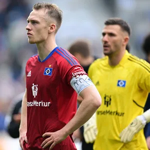 HSV-Kapitän Sebastian Schonlau und Torhüter Daniel Heuer Fernandes sind genervt von den vielen Gegentoren.