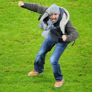 Holger Stanislawski jubelt nach dem Derbysieg