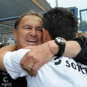 Ewald Lienen und Dirk Schuster liegen sich in den Armen