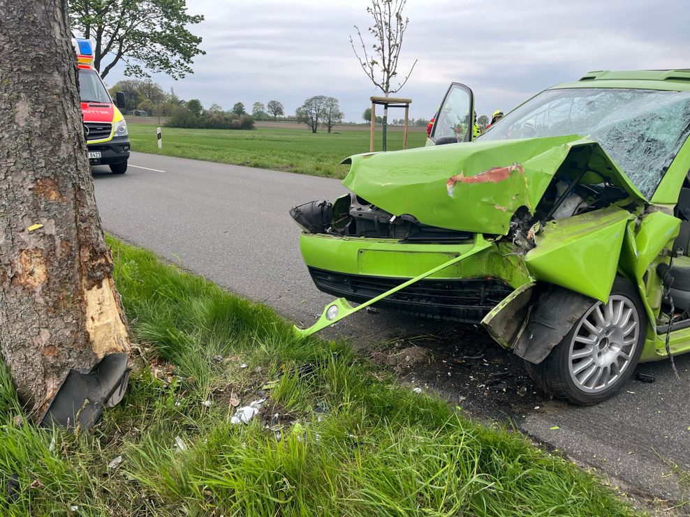 Der VW Lupo wurde bei dem Unfall schwer beschädigt.