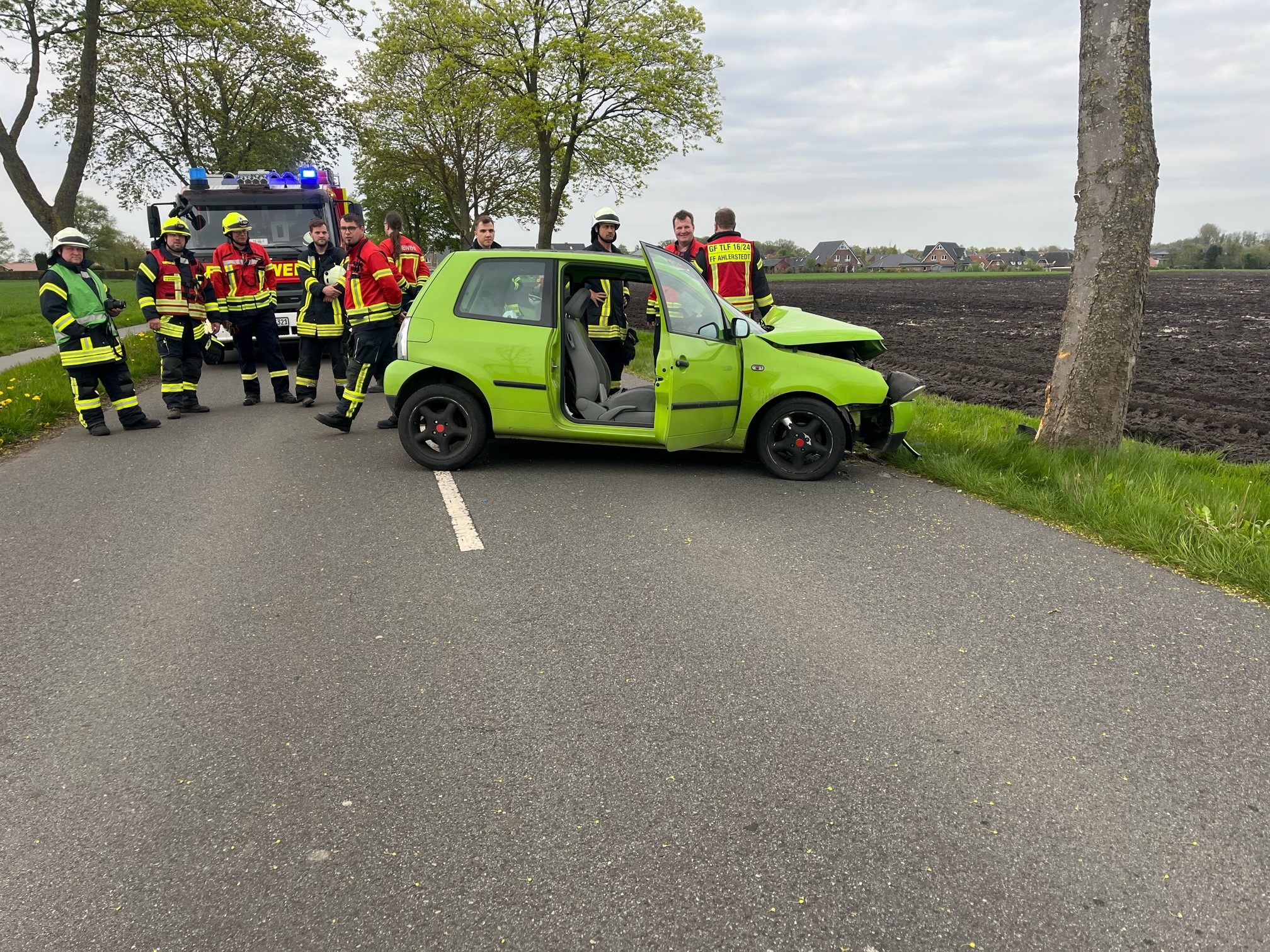 Die Unfallstelle auf der K74: Der VW-Lupo prallte mit voller Wucht gegen einen Baum und kam auf der Straße zum Stehen.