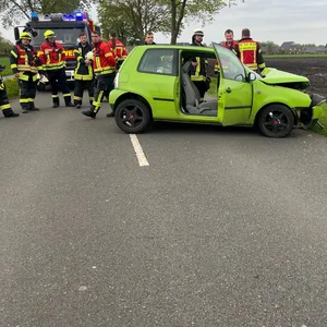 Die Unfallstelle auf der K74: Der VW-Lupo prallte mit voller Wucht gegen einen Baum und kam auf der Straße zum Stehen.