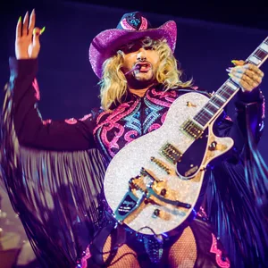 Bill Kaulitz im Cowboy-Glitzerdress