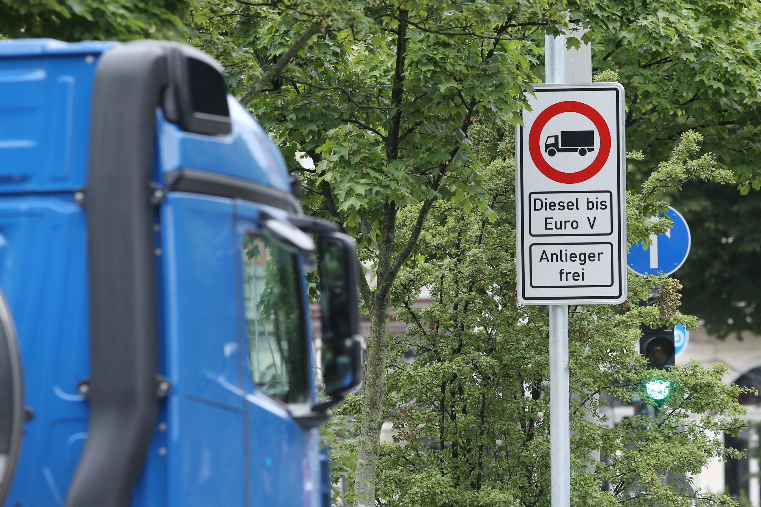 Ein Fahrverbotsschild für Fahrzeuge mit Diesel-Motor bis Euro 5 steht an der Stresemannstraße