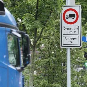 Ein Fahrverbotsschild für Fahrzeuge mit Diesel-Motor bis Euro 5 steht an der Stresemannstraße