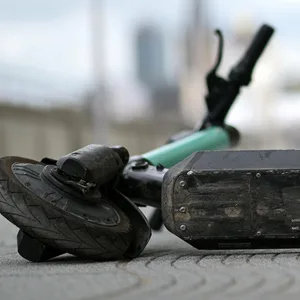 Unfall mit E-Scooter: Am Freitag ist nahe des Fischmarks ein E-Scooter mit einem Auto kollidiert.