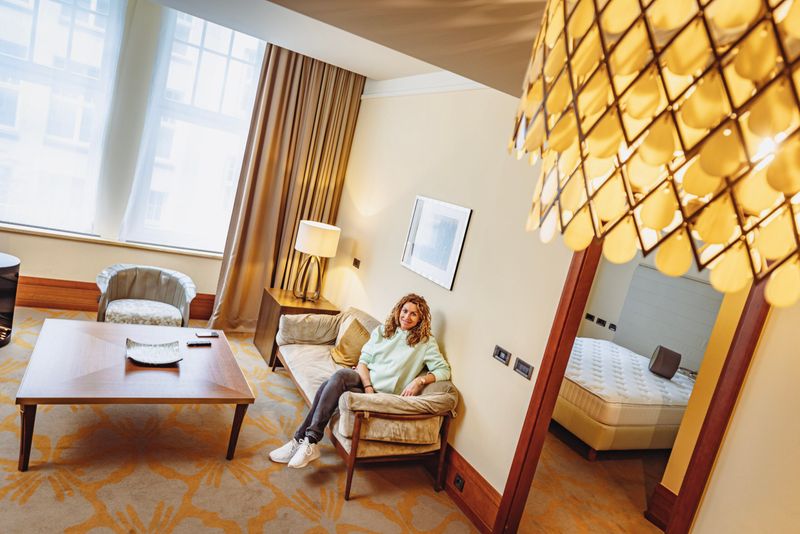 Astrid Eilers organisiert den Ausverkauf des Mobiliars des geschlossenen Luxus-Hotels Park Hyatt. Sie sitzt in einer Muster-Suite, in der Interessierte die Möbelstücke begutachten können. Schlief hier schon Justin Bieber?