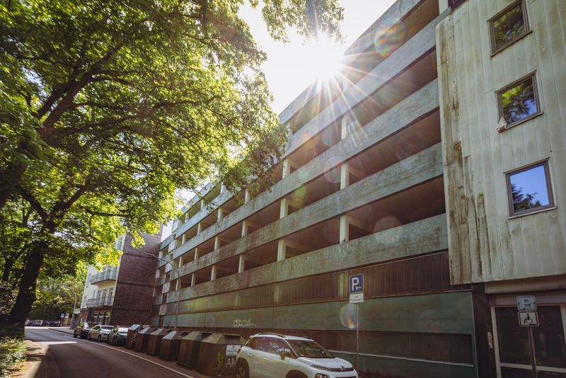 Das Sachsentor-Parkhaus in Bergedorf soll genauso wie das Hotel abgerissen werden.