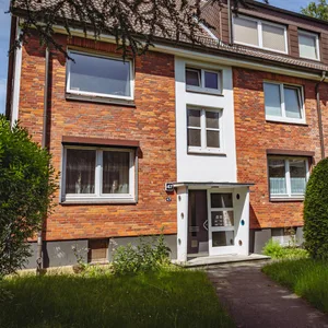 Im Erdgeschoss eines ruhigen Wohnhauses am Tibarg befinden sich die Wohnung des Täters und der Geschädigten.
