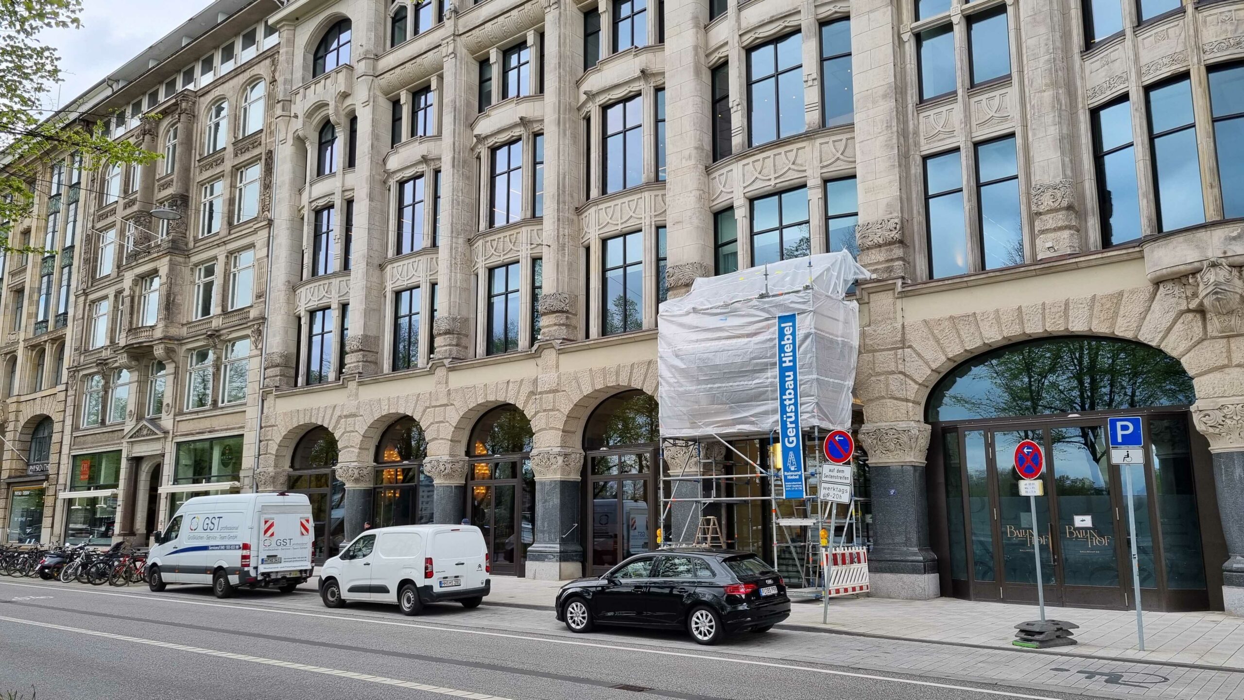 Noch steht ein Baugerüst vor dem Eingang: Die Umbauarbeiten im „Grill Royal“ in Hamburg dauern länger als gedacht.