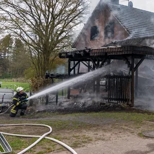 Carport in Flammen – rund 50 Retter in Hollenstedt im Einsatz