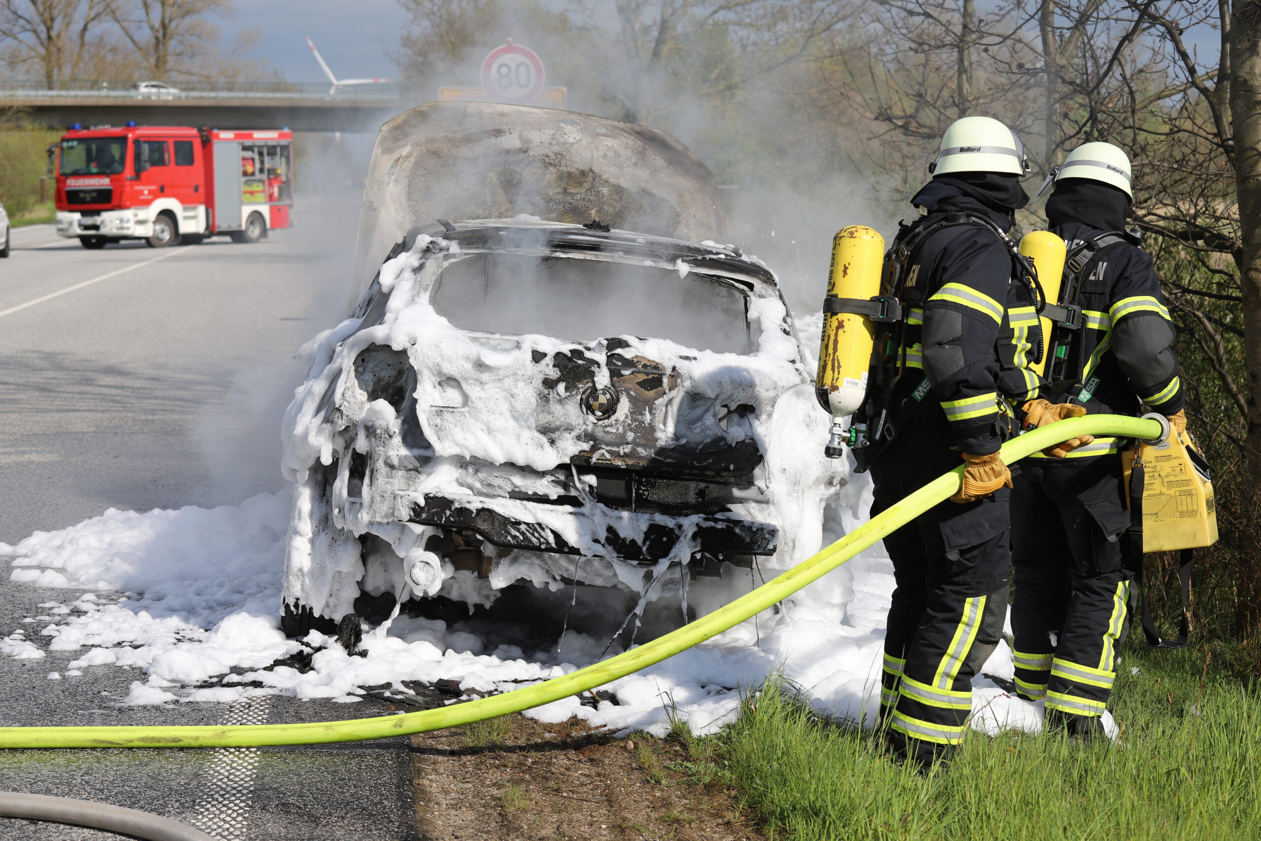 Der BMW brannte am Dienstagnachmittag auf der B5 bei Landscheide.