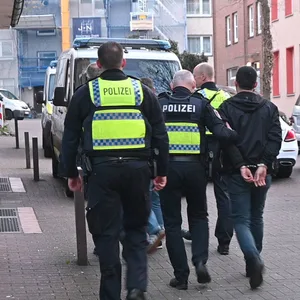 Drei Männer wurden wegen des Verdachts des illegalen Aufenthalts vorläufig festgenommen.