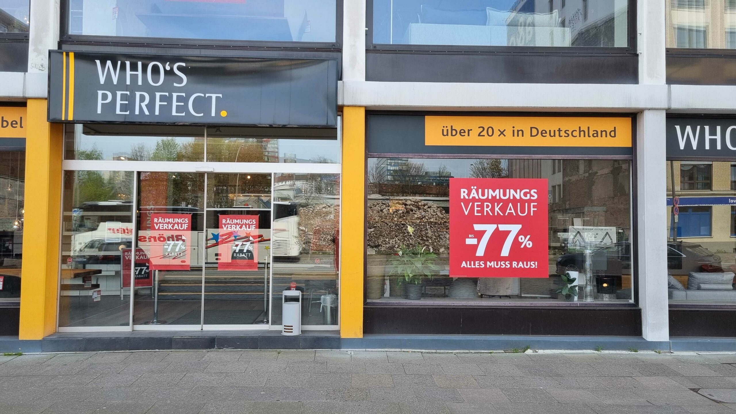 An der Nordkanalstraße in Hamburg bewirbt „Who's Perfect“ bereits den Räumungsverkauf.