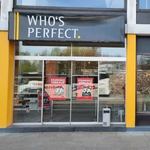 An der Nordkanalstraße in Hamburg bewirbt „Who's Perfect“ bereits den Räumungsverkauf.