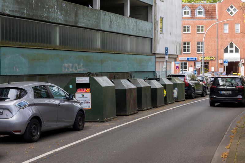 Bisher stehen die Müllcontainer am Vinhagenweg. Doch aus dem Bürogebäude nebenan wurde ein Wohnhaus.
