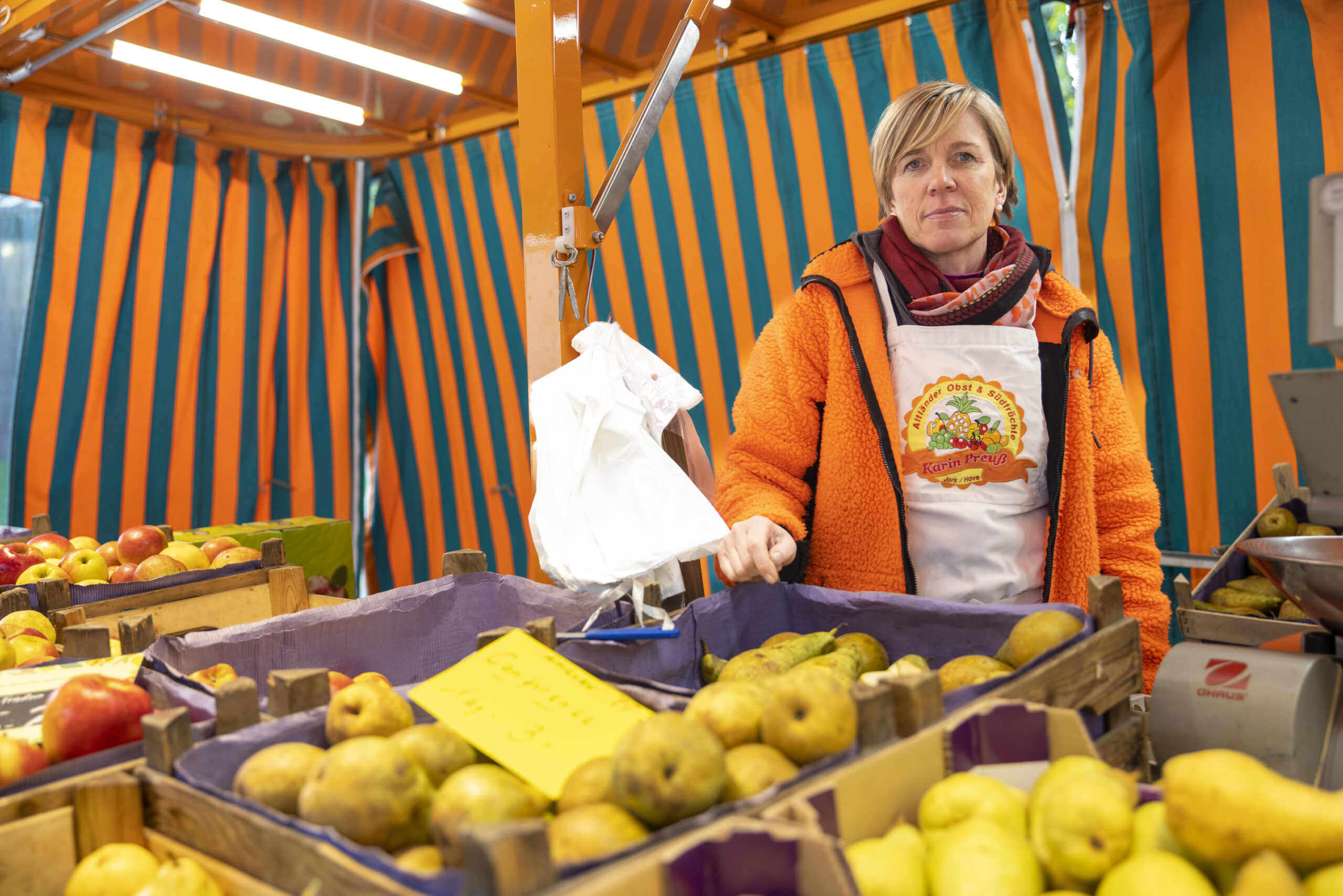 Müllcontainer auf dem Bergedorfer Wochenmarkt? Obsthändlerin Karin Preuß macht sich Sorgen um die Hygiene.