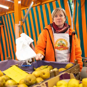 Müllcontainer auf dem Bergedorfer Wochenmarkt? Obsthändlerin Karin Preuß macht sich Sorgen um die Hygiene.
