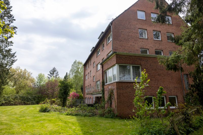 Hinter dem Haus ist eine große Wiese, an die sich die Bille anschließt. Die Fläche gilt als Naherholungsgebiet.