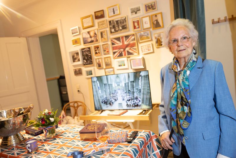 Ursula Wolf (87) verfolgte die Live-Übertragung im Mode-Laden „Smith‘s“. „Ich habe schon Queen Elizabeths Hochzeit im Kino gesehen“, sagt sie.